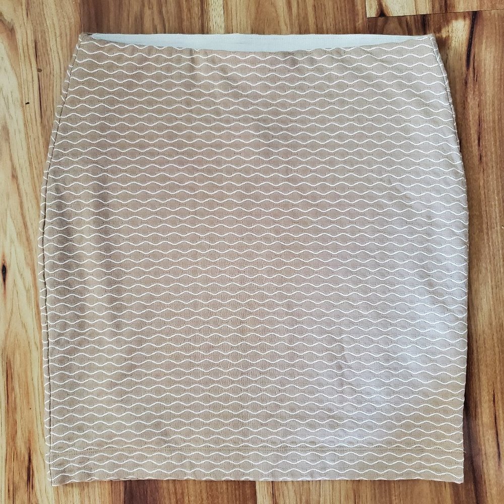 Loft Tan & White Wavy Stretch mini skirt Size Medium NWT